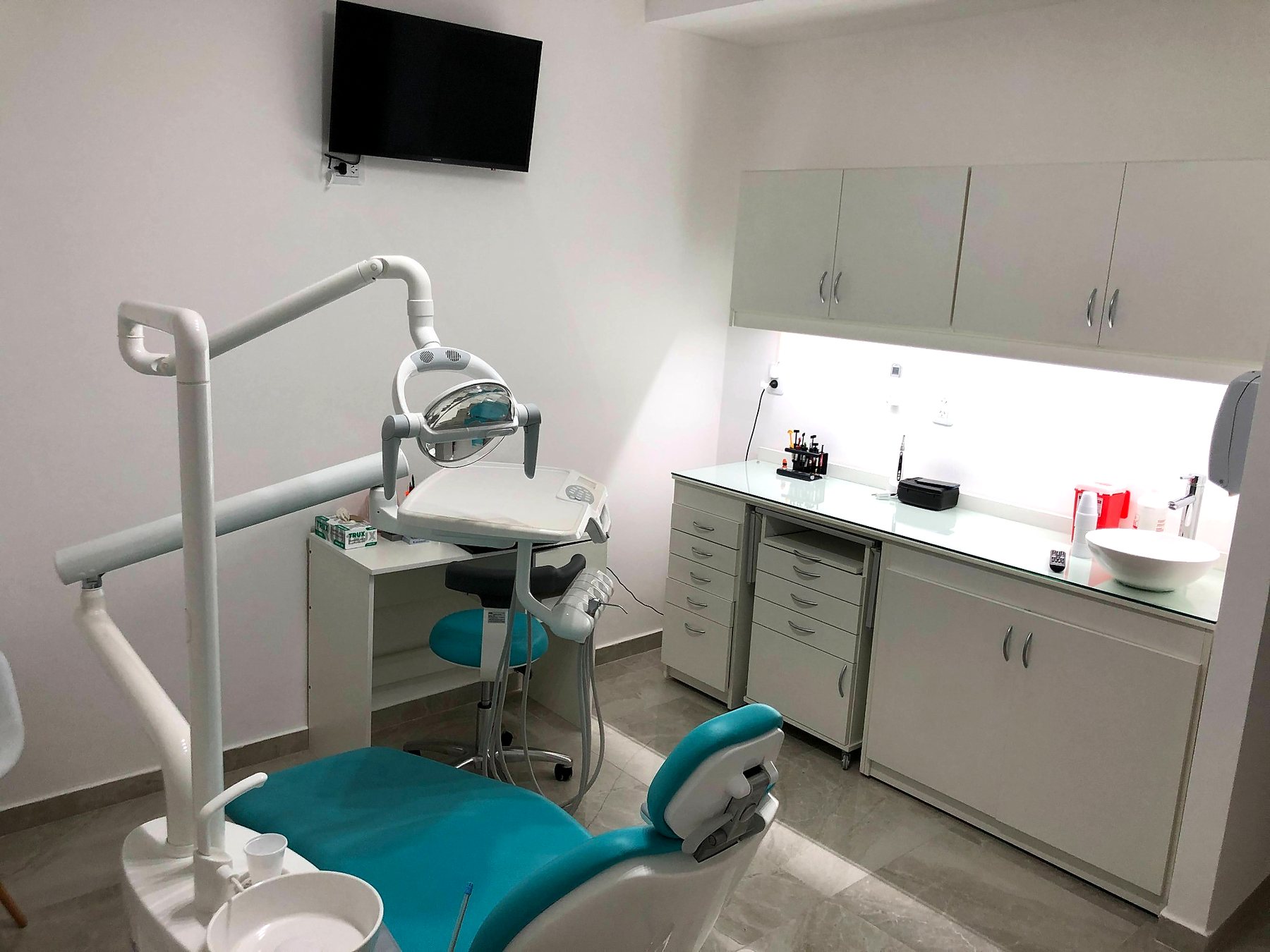 Consultorio odontológico con sillón turquesa